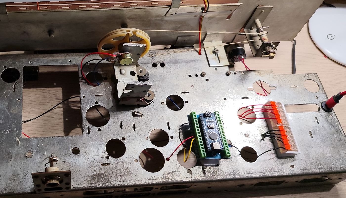 Carte électronique montée dans un châssis de poste radio