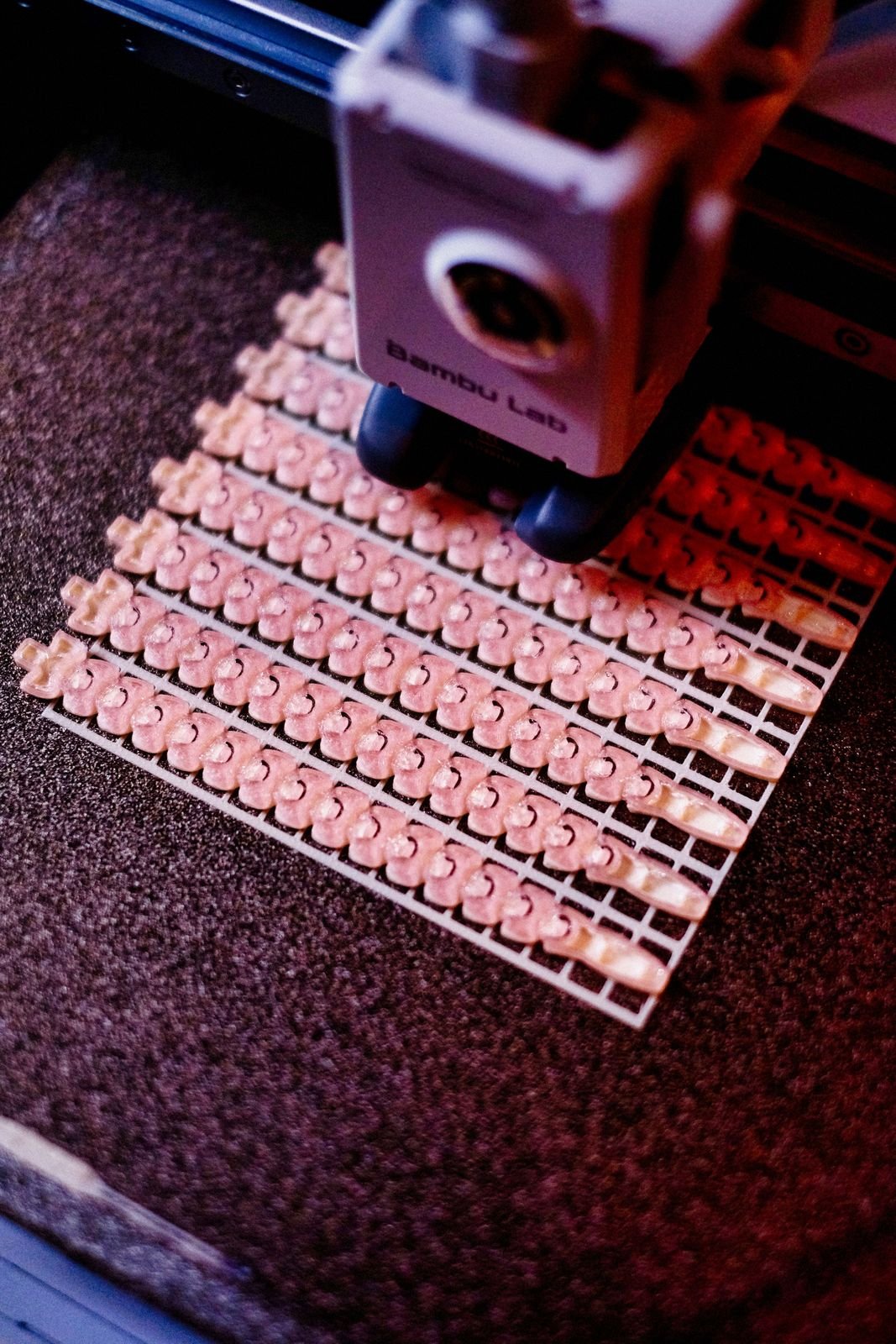 Petite série de pièces en cours d’impression dans l’atelier